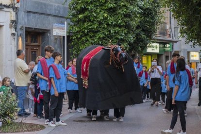 Fotografia d’arxiu de la Mulassa de Reus ballant durant el Seguici Festiu de Misericòrdia
