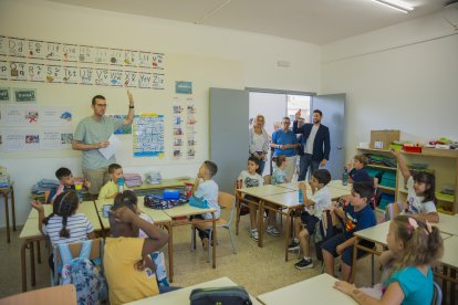 Imatge de la visita de l'alcalde Viñuales durant el primer dia del curs 2025-2026