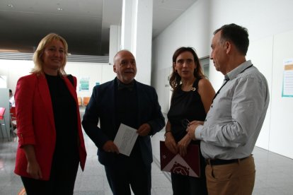 El secretari d'Estat de Ciència, Juan Cruz, l'alcaldessa de Reus, Sandra Guaita i el director de l'IISPV, Joan Vendrell, i la subdelegada del govern espanyol a Tarragona, Elisabet Romero, durant la visita feta a l'Hospital Sant Joan de Reus