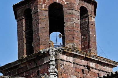 Aspecte actual del campanar de Santa Maria la Major de Prades sense l’estelada que hi havia onejat des del 2012.