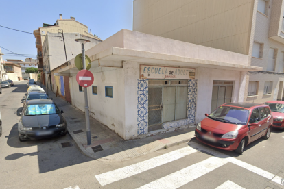 L’edifici on es projecta el nou centre de culte acollia abans l’escola d’adults.