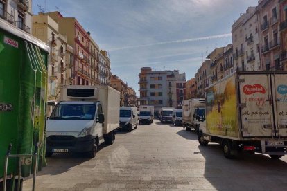 Actualment, els vehicles poden realitzar activitats de càrrega i descàrrega a la plaça de la Font de 8 h a 11 h.