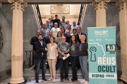 Fotografia de grup amb polítics, voluntaris de Reus Ocult i representants dels edificis que s’obriran.