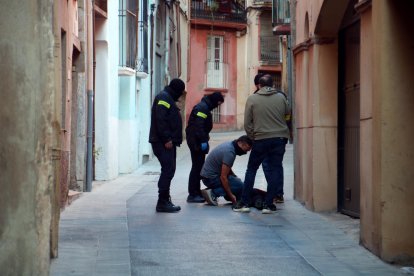 Agents dels Mossos d'Esquadra al carrer Flavià de Valls durant els escorcolls en un operatiu contra el tràfic de drogues.