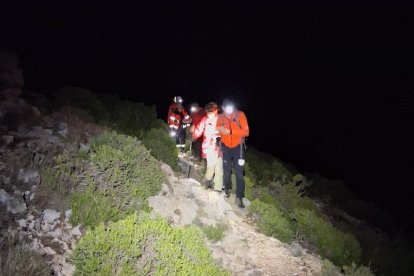 Un instant del rescat al Perelló dels dos excursionistes.