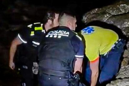 Imatge del rescat ahir al vespre a la zona del Fortí de la Reina.
