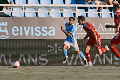 Álvaro García defensant l'extrem Ernesto Gómez.