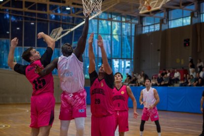 El jugador del CBT, Ali Senghor durant una acció del duel.