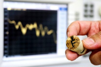 Etiquetes RFID de grafè desenvolupades per la URV gravades als taps de suro