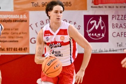 Raül Neila durant un duel del CB Valls.