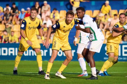 El veterà migcampista de l’Alcorcón Rai Merchán durant l’encontre contra el Torremolinos.