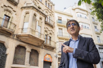 Eliseu Bàrcena, explicant els orígens vinculats al sector farmacèutic de la Casa Serra, al raval de Santa Anna.