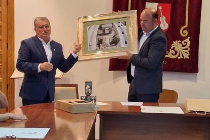 Virgili, lliurant un quadre de l’Arc de Berà a l’alcalde de Casasimarro.