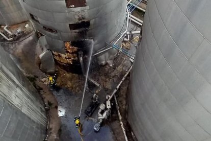 Imatge dels Bombers treballant en l'extinció del foc