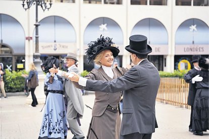 Burgesos ballant a la plaça de Prim durant la Reus 1900.