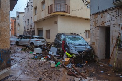 Vehicles arrossegats per les pluges a Godall.