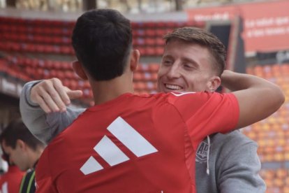 Pol Domingo abans d'engegar el partit.