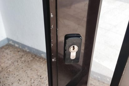 Imatge de la porta forçada pels lladres.