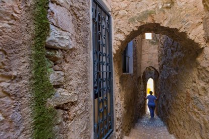Imagen de la calle dels Jueus, la más estrecha de Cataluña, en Sarral.