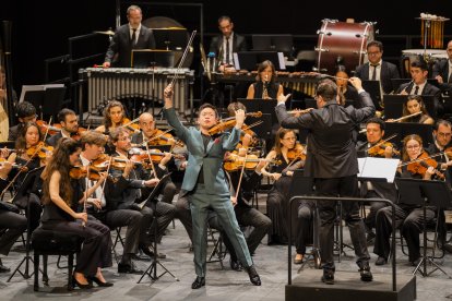 El violinista Paul Huang, protagonista del concert de Korngold, en plena interpretació amb Tomàs Grau i la Franz Schubert Filharmonia al Teatre Tarragona aquest dijous.