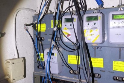 Imatge de diversos comptadors amb la llum punxada.