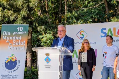 'alcalde, la regidora de Salut i membres de l'Associació La Muralla durant l'acte