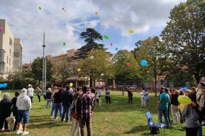 La jornada va acabar amb l'enlairament de globus, en homenatge als fills que no hi són