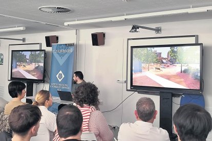 Un instant de la presentació, en què es mostra com quedarà el pati de l'Escola Marià Fortuny en 3D, cortesia dels alumnes de videojocs