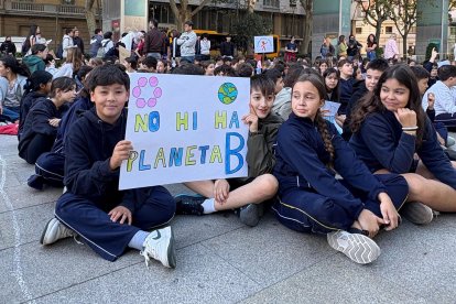 Als cartells s’han pogut llegir missatges com "No hi ha planeta B", “No embrutem el mar” o “Cuidem el planeta que només en tenim un”