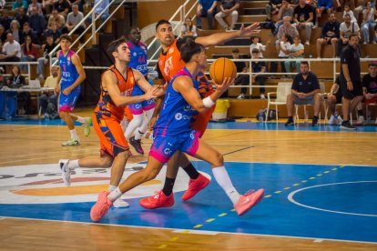 Iker Fernández durant el partit de dissabte.