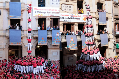 Imatges del 2 de 9 sense manilles carregat per la Colla Joves Xiquets de Valls i del 4 de 10 amb folre i manilles descarregat de la Colla Vella dels Xiquets de Valls