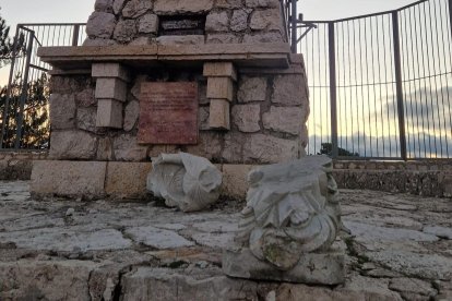 Imatge de la Mare de Déu de la Cinta destrossada.