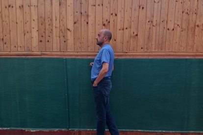 Pere Puig, de 54 anys, és veí de Reus i necessita ajuda per posar-se dempeus.