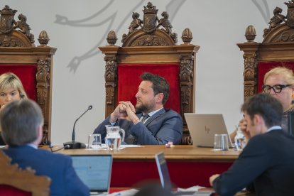 Imatge d’arxiu de l’alcalde de Tarragona, Rubén Viñuales, presidint una sessió plenària l’abril del 2024.