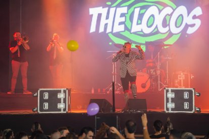The Locos van ser els segons a pujar a l’escenari del Pintor Rock, durant la jornada de dijous.