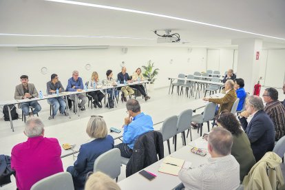 Els representants de cinc de les DO amb presència a Tarragona, durant la trobada a l’hotel Olympus Palace amb professionals del sector.