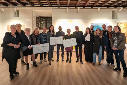 L'alcalde i la regidora de Cultura amb els guanyadors del certamen