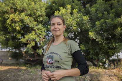 Fotografia de Marta Virgili Bosch, presidenta de l'Associació de Veïns Pedra Estela i Morts davant del Garrofer.