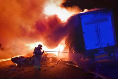 Els equips d'emergència treballant a l'AP-7 al punt de l'accident.