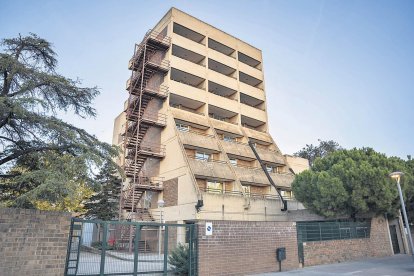 Fotografia de l'exterior de la Residència de Gent Gran de Reus, entre l'avinguda del segle XX i el passeig de Mata