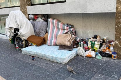 Imatge de les pertenences de les persones sense llar que dormen al carrer Pare Palau