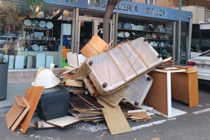 Imatge de diversos residus voluminosos a Salou.