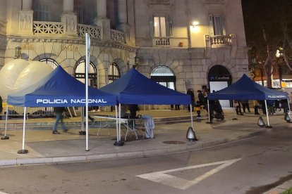 La plaça del Pintor Fortuny ha estat adaptada amb elements com tendals policials.