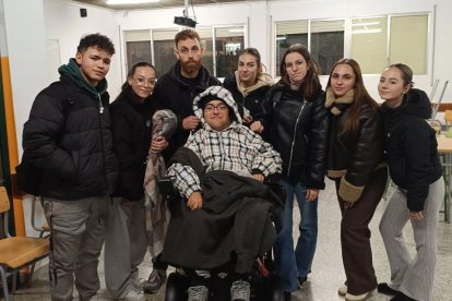 Ion amb el seu professor Mario Téllez i alguns del seus companys d'estudi.