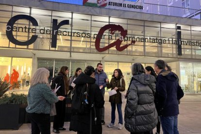 Participants recollint observacions sobre seguretat i usos dels espais al campus Catalunya, a Tarragona.