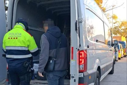 El dispositiu al polígon Alba de Vila-seca ha comptat amb la participació dels Mossos, la Policia Local i agents d'Inspecció de Treball.
