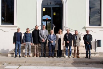 Imatges dels alcaldes i presidents dels consells comarcals de la Conca de Barberà, Alt Camp i Tarragonès que reclamen més trens de l'R13, davant l'estació de Valls.