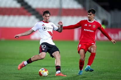 Marc Montalvo pressionant una pilota.