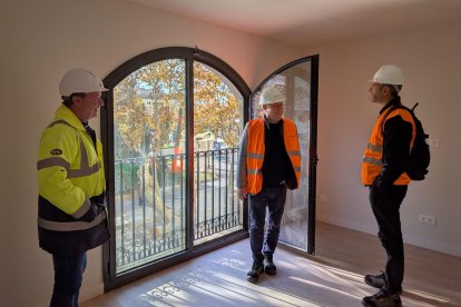 L'alcalde de Salou, Pere Granados, a un dels apartaments durant la visita d'obres.
