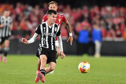 Luismi Redondo, un dels jugadors més destacats del Cartagena, durant el duel contra el Murcia